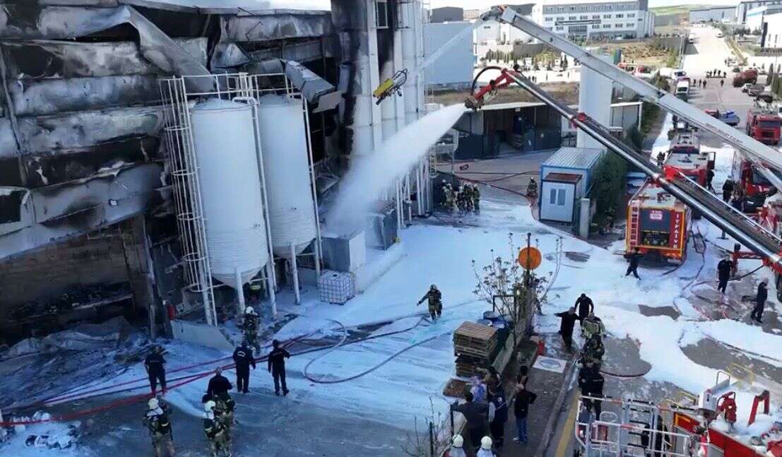 Boya fabrikasında yangın! 1 teknisyen hayatını kaybetti 13